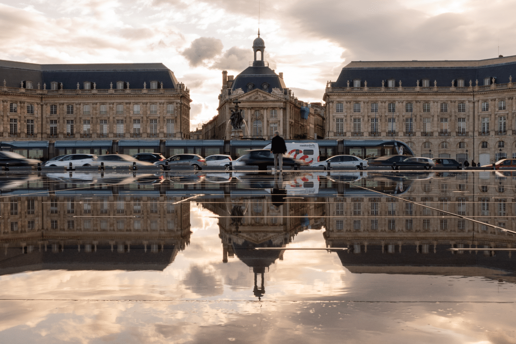Immobilier et qualité de vie en Gironde : ces 5 communes ultra-connectées où la voiture n'est plus du tout obligatoire 1 Photo de la Place de la Bourse avec son tramway et les voitures