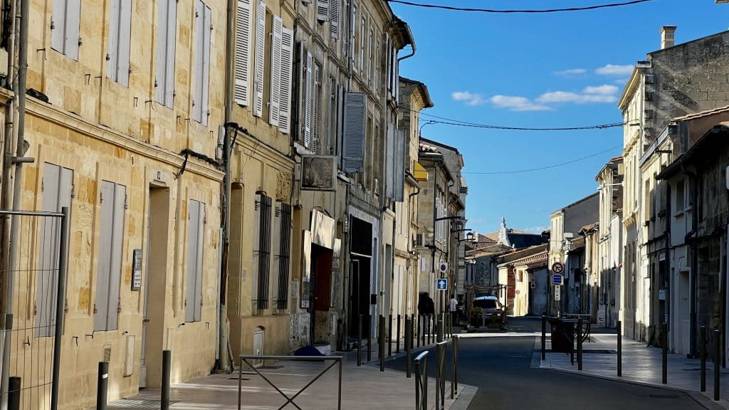 Immobilier et qualité de vie en Gironde : ces 5 communes ultra-connectées où la voiture n'est plus du tout obligatoire 2 Immeubles en pierre typiques de Libourne
