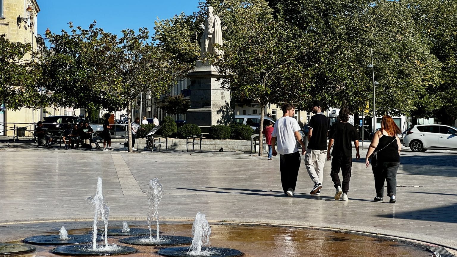Vue générale de la grand place de Libourne
