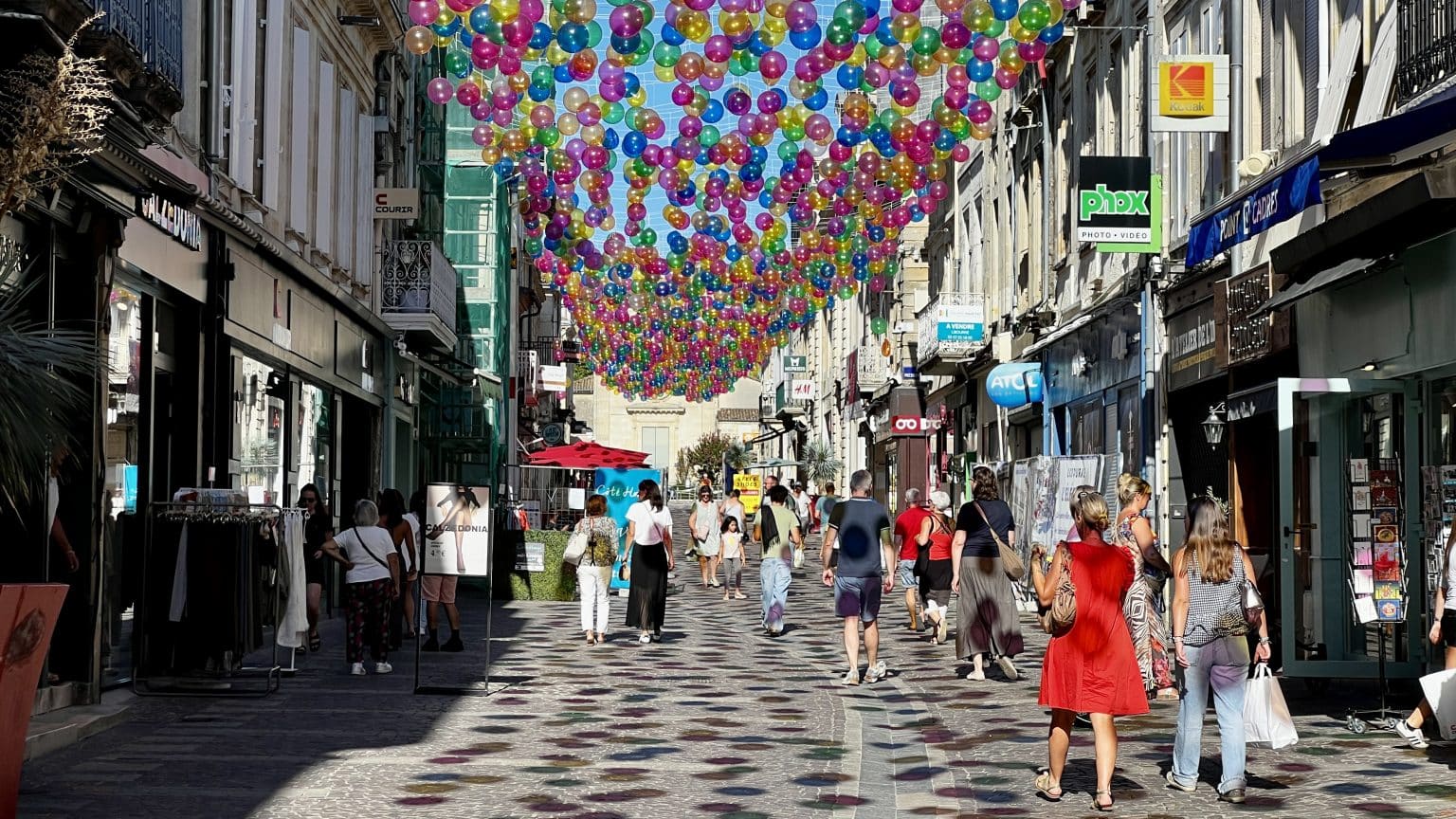 Photo de la grande rue commerçante de Libourne en Gironde