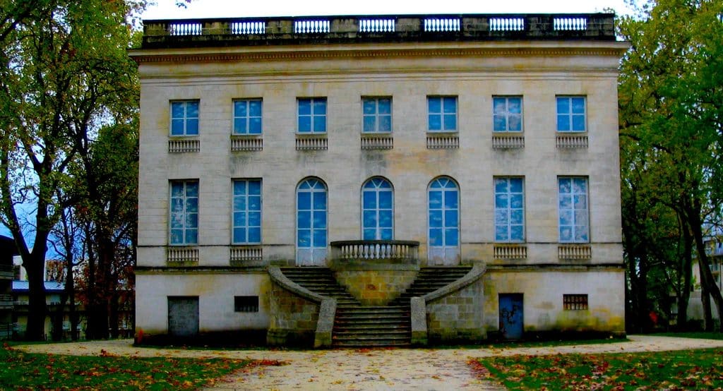 Ce petit palais méconnu près de Bordeaux fait furieusement penser à la Maison Blanche, une nouvelle vie lui est bientôt promise ! 1 Maison carrée d'Arlac, façade nord, Gironde, France
