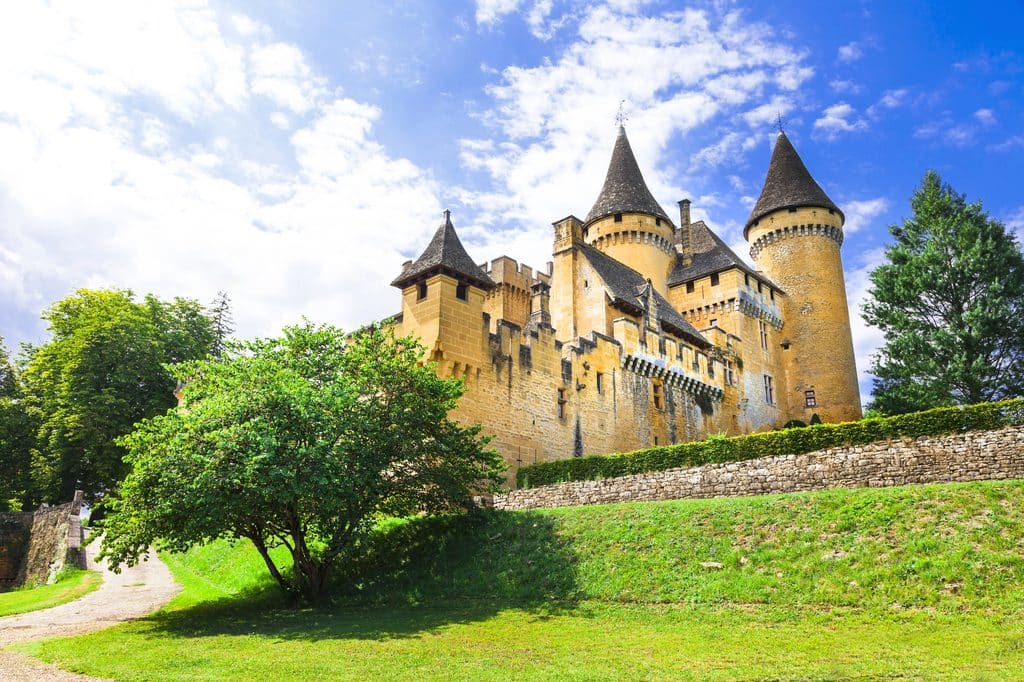 Sud-Ouest. Château hanté, petit palais chouchou du cinéma, jardin de rêve... Dans le Périgord, 3 balades dont vous vous souviendrez longtemps 2 Belle photo ensoleillee du chateau de Puymartin en Dordogne