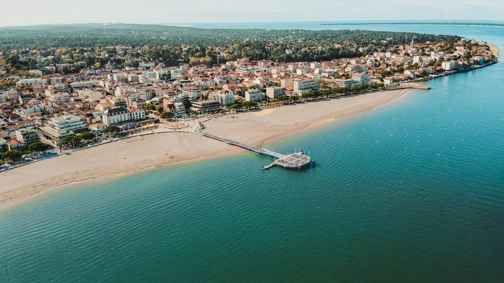Immobilier et qualité de vie en Gironde : ces 5 communes ultra-connectées où la voiture n'est plus du tout obligatoire 3 Belle vue générale d'Arcachon