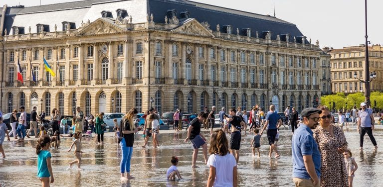 Belle vue générale du miroir d'eau à Bordeaux
