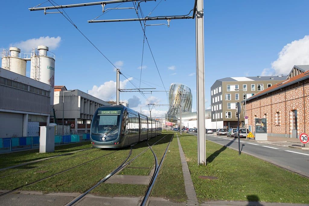 Immobilier à Bordeaux. Ces quartiers plus populaires où les prix s’enflamment à nouveau Tramway devant les anciennes usines Lessieur - Quartier Bordeaux Bacalan