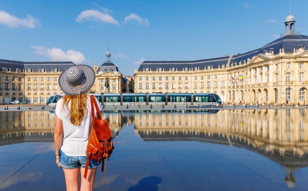 Rencontre inattendue ou chance au travail : découvrez l’horoscope des Bordelais de la semaine du 19 au 25 octobre 2026 Belle photo d'une femme contemplant la Place de la Bourse à Bordeaux