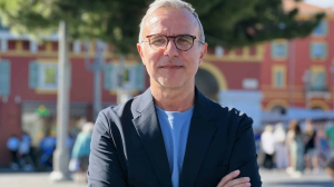 Portrait de presse de Philippe Besson, ici sur la Côte d'Azur, en 2023