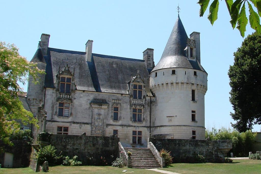 Sud-Ouest : dans les coulisses de ce splendide château aux décors sculptés qui aurait vu naître le mythe du Chat Botté 2 Chateau de Crazannes