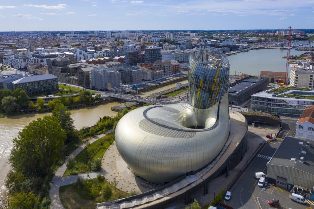 Que faire à Bordeaux quand il pleut ? Musées passionnants, cinémas atypiques et halles gourmandes, notre top 11 pour oublier la grisaille 1 Cite du Vin Bordeaux vue aerienne