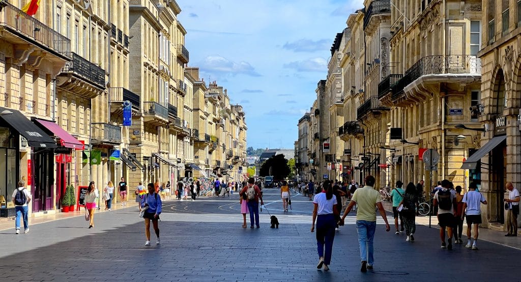 Immobilier. Prix au mètre carré à Bordeaux : entre 2 800 et plus de 6 300 euros, le grand écart quartier par quartier Belle photo colorée du Cours de l'Intendance, Bordeaux