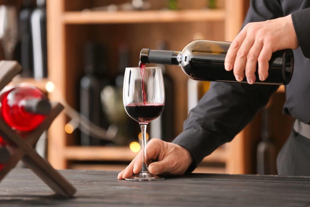 Notre dossier spécial sur Saint-Émilion : les 5 propriétés viticoles et châteaux les moins chers à visiter 2 Dégustation de vin dans un château du bordelais