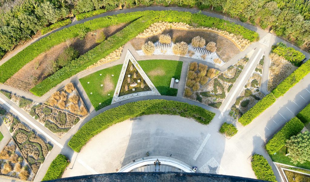 Votre balade du weekend dans le Sud-Ouest : de sa tour rayée à ses étonnants jardins, le phare de Chassiron est une étape incontournable de la côte atlantique 2 Jardins de Chassiron