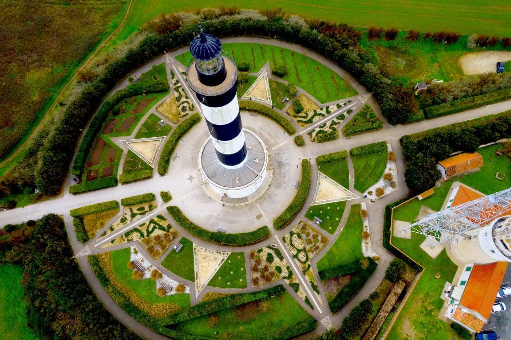 Votre balade du weekend dans le Sud-Ouest : de sa tour rayée à ses étonnants jardins, le phare de Chassiron est une étape incontournable de la côte atlantique 1 Phare de Chassiron