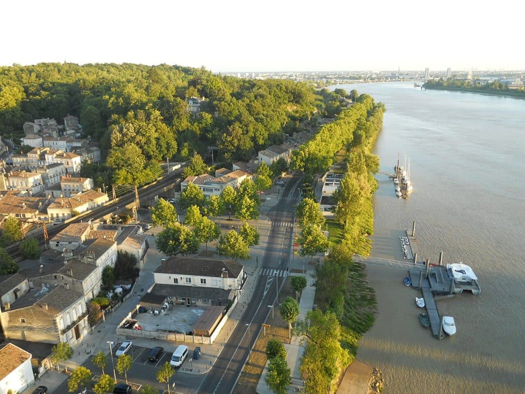 Immobilier autour de Bordeaux. Ces “villes refuges” pour acheter grand sans se ruiner ! Photo aérienne du Vieux Lormont