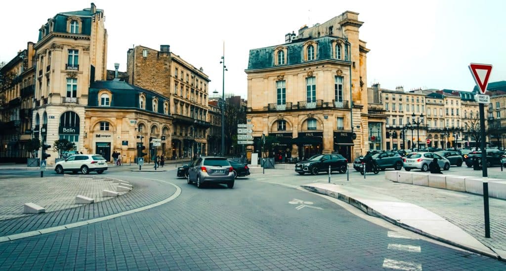 Investissement locatif à Bordeaux et en Gironde : ces communes et quartiers affichent jusqu'à 6 % de rentabilité ! 1 Photo de la circulation dans le centre de Bordeaux