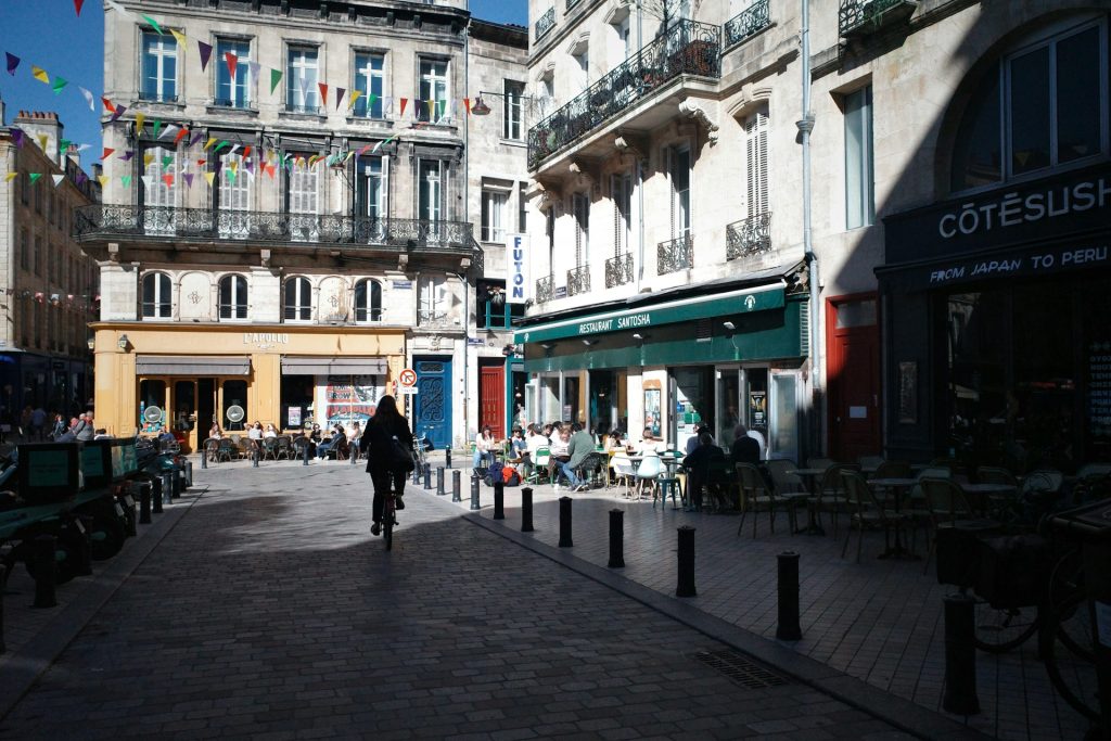 Photo du centre historique de Bordeaux, avec ses immeubles en pierres blondes