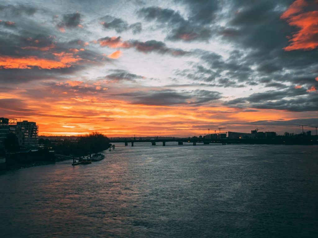 Le Bato à Bordeaux : contraintes, horaires, prix... Notre mode d'emploi pour (réellement) gagner du temps avec la navette fluviale 1 Pont de Pierre Bordeaux France 1024x768 1