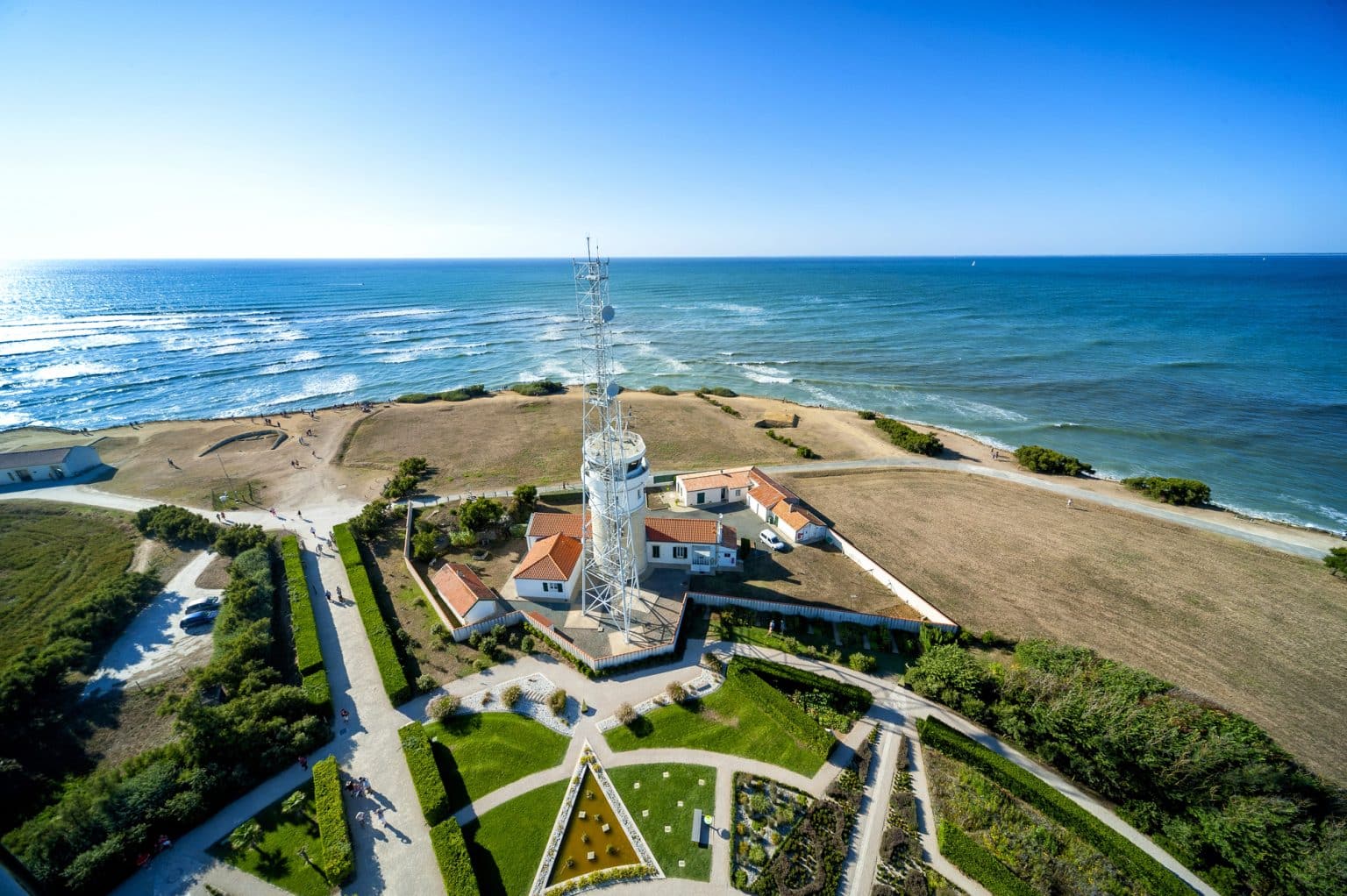 Votre balade du weekend dans le Sud-Ouest : de sa tour rayée à ses étonnants jardins, le phare de Chassiron est une étape incontournable de la côte atlantique Radar de Chassiron