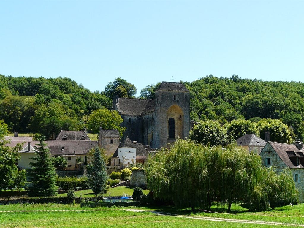 Sud-Ouest. La légende veut qu’un lapin géant ait capturé des promeneurs dans cette cité classée parmi “Les plus beaux villages de France” Dominé par l'imposante masse de son église, le village de Saint-Amand-de-Coly, Dordogne