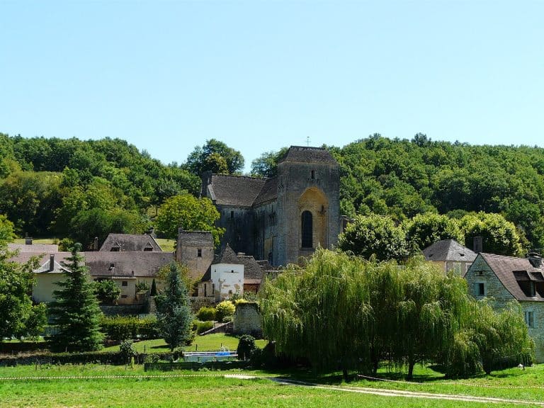 Dominé par l'imposante masse de son église, le village de Saint-Amand-de-Coly, Dordogne