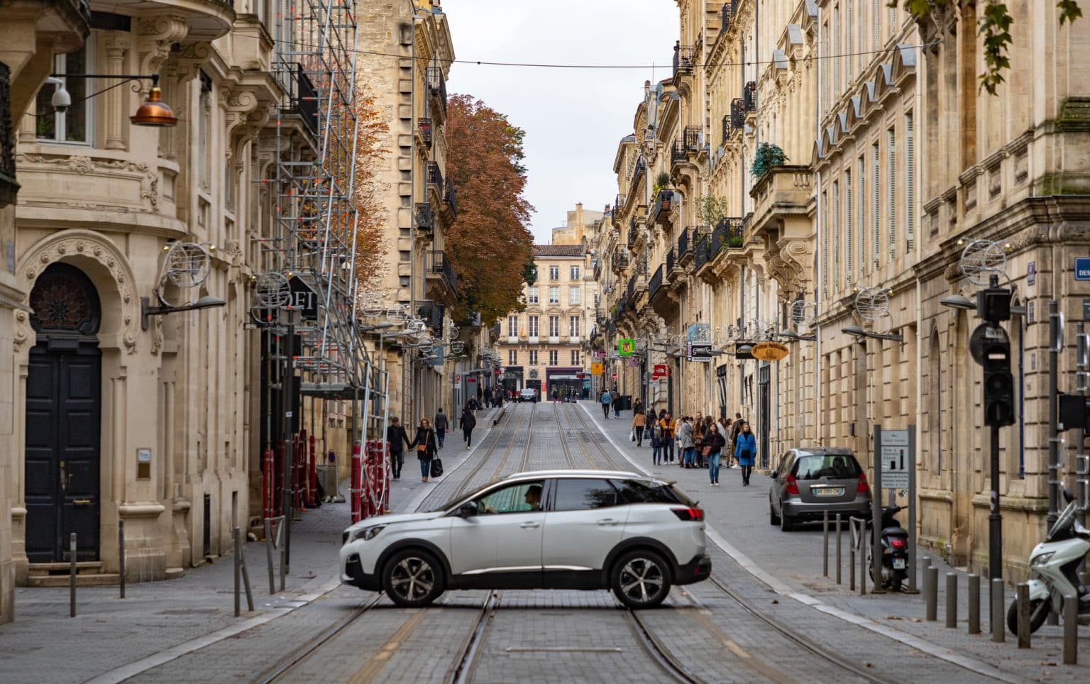 Se garer pour pas cher à Bordeaux : la fin du tarif de stationnement plein pot pour les artisans de Gironde Une voiture traverse une rue typique du centre-ville de Bordeaux