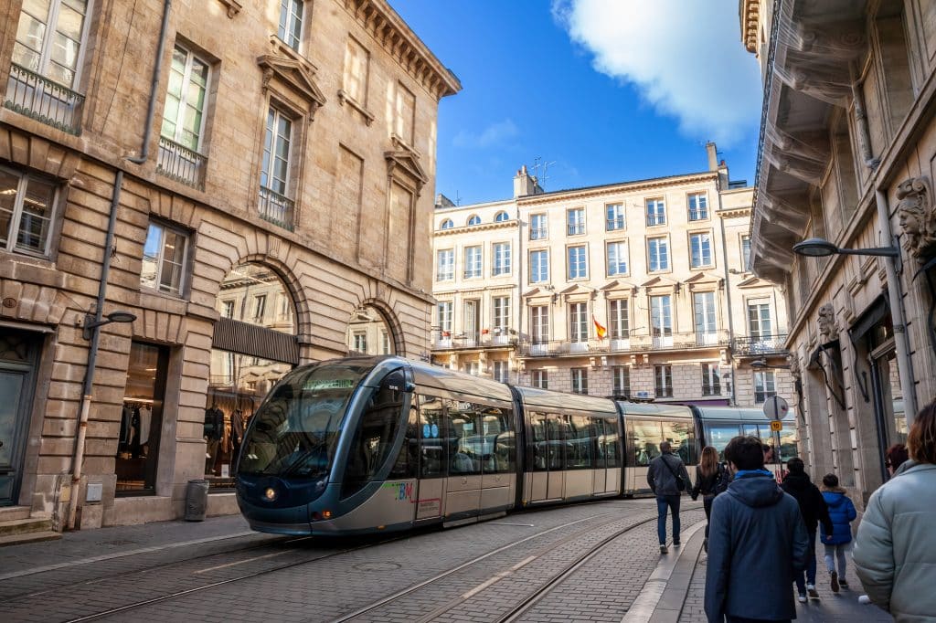 Qualité de vie : pourquoi Bordeaux recule au classement des "villes où il fait vraiment bon vivre" tout en restant très bien notée sur l'emploi 1 Vue du tramway bordelais, ici dans le centre historique