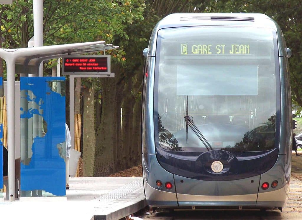 Pouvoir d'achat à Bordeaux : comment diviser par trois le prix de votre abonnement aux bus et tramways TBM avec ces offres cumulables 1 Bordeaux est très bien desservie par le tramway