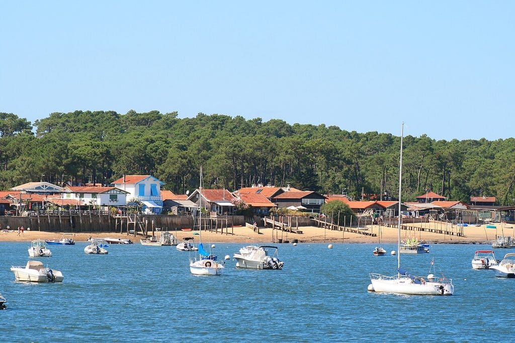 Gironde. Maisons de luxe et tarifs records : le marché immobilier du Cap Ferret défie encore la crise 1 Une partie du rivage du Cap Ferret cote bassin dArcachon avec ses maisons ses plages et ses bateaux de plaisance