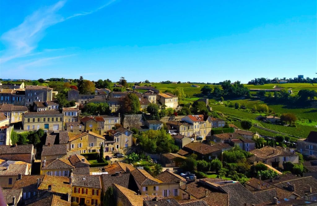 Visiter la Gironde. De la Tour du Roy aux bords de la Dordogne, notre guide des plus beaux points de vue à Saint-Émilion 1 Vue panoramique de Saint-Emilion près de Bordeaux ici le village de pierre
