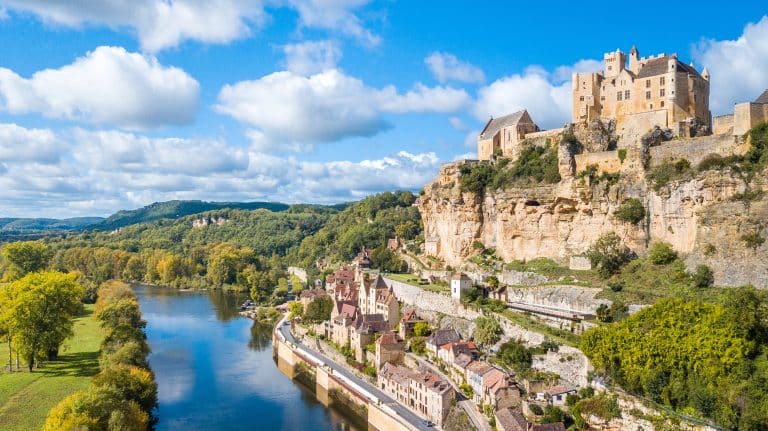 Vue aérienne de la ville de beynac et son château