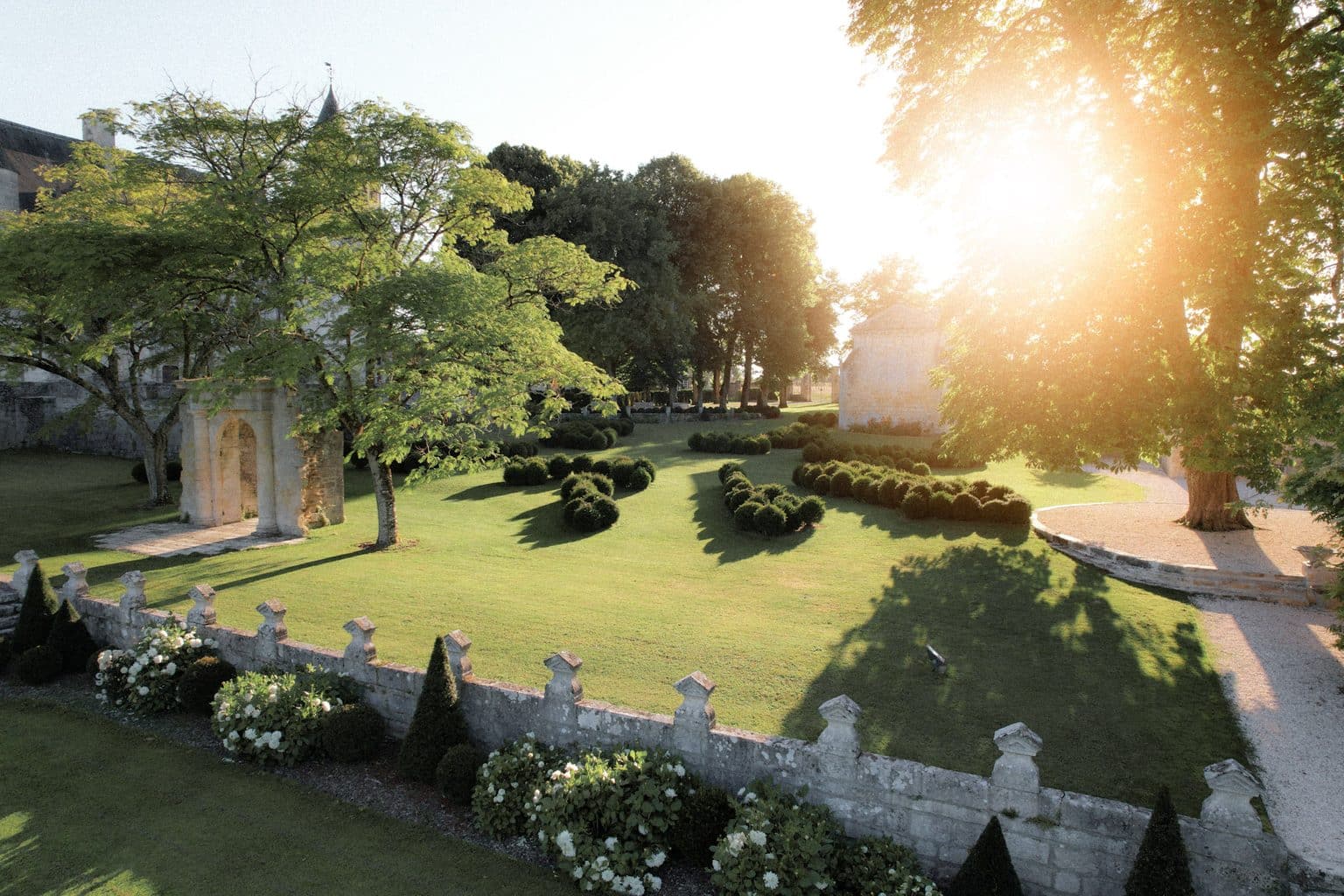 Sud-Ouest : dans les coulisses de ce splendide château aux décors sculptés qui aurait vu naître le mythe du Chat Botté chateau de Crazannes jardins