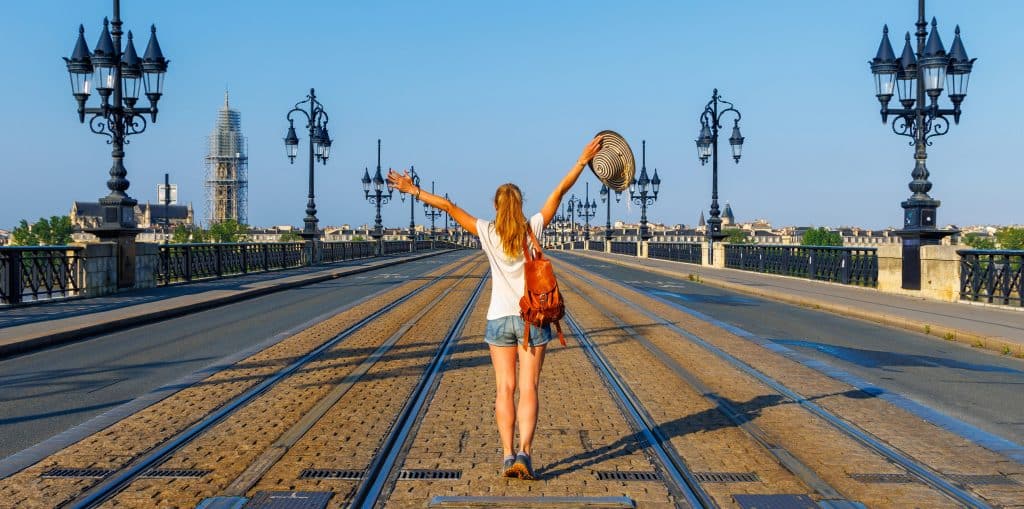 Femme Bordeaux Pont de Pierre