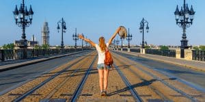 Femme Bordeaux Pont de Pierre