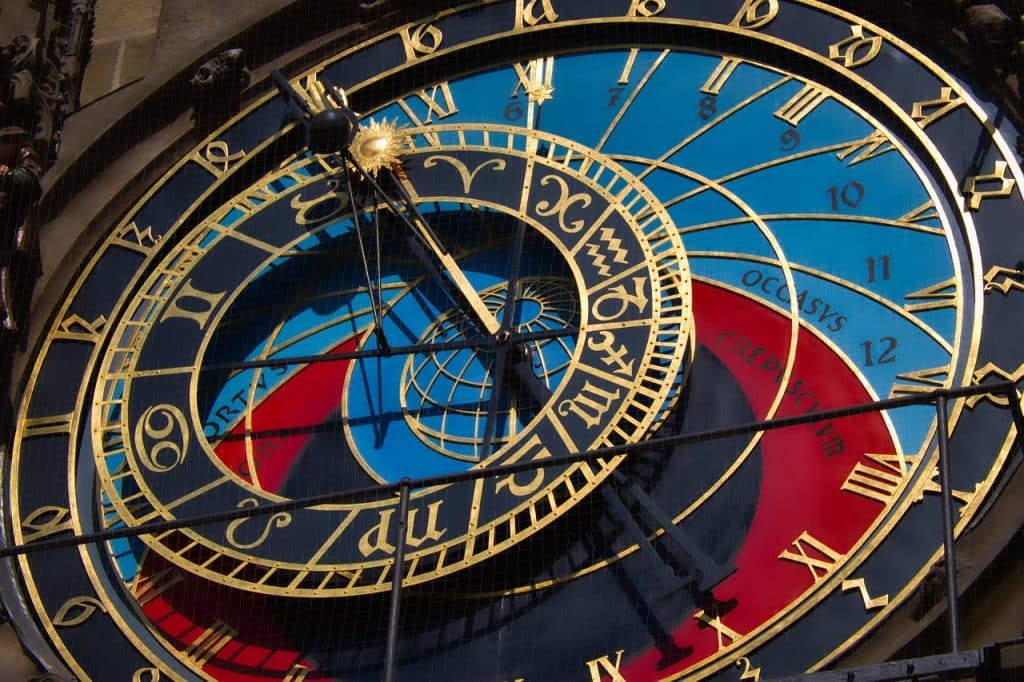 Travail, rencontres ou fatigue automnale : que vous réservent les astres dans l'horoscope des Bordelais cette semaine ? 1 Photo colorée d'une horloge astronomique