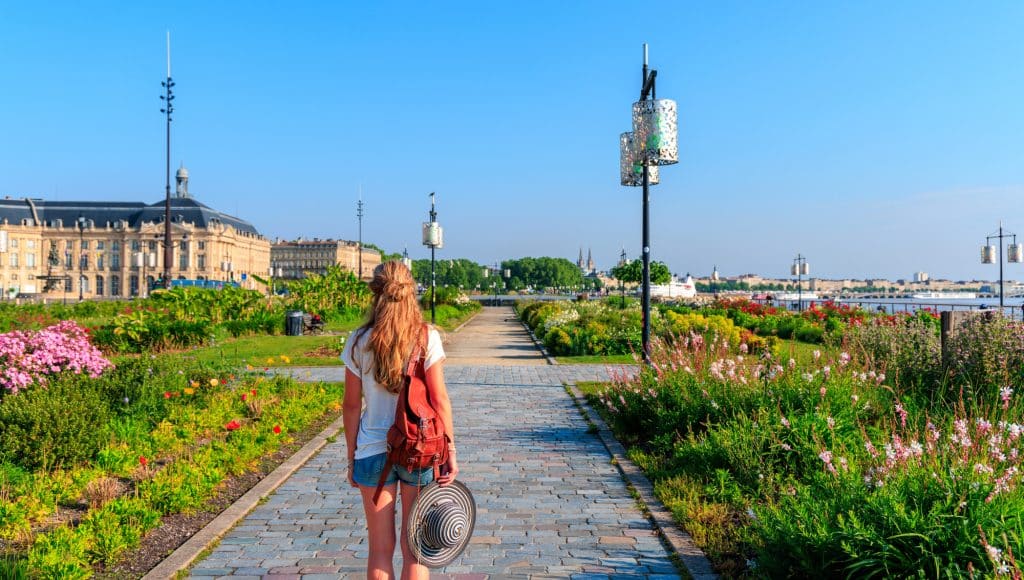 L’horoscope mensuel des Bordelais d’octobre 2026 : de belles surprises financières pour ces trois signes du zodiaque Photo d'une jeune femme sur les quais de Bordeaux près du centre-ville