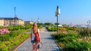 Photo d'une jeune femme sur les quais de Bordeaux près du centre-ville