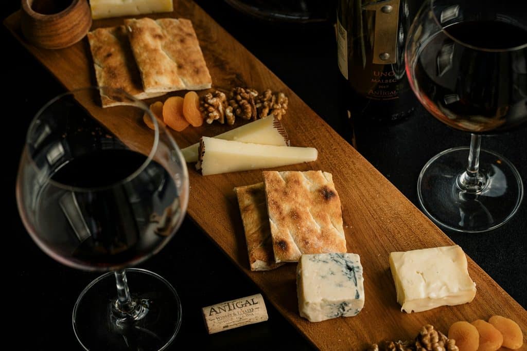 C'est vous qui avez tranché ! De Saint-Pierre aux Chartrons, 9 bars à vin incontournables de Bordeaux plébiscités par les clients 1 planche bar a vin