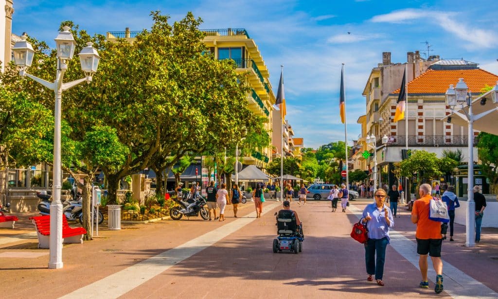 Immobilier en Gironde. Envie d'acheter au bord de l'Atlantique ? Le palmarès des communes les moins chères... et des plus chics ! 1 Photo d'une rue animée d'Arcachon